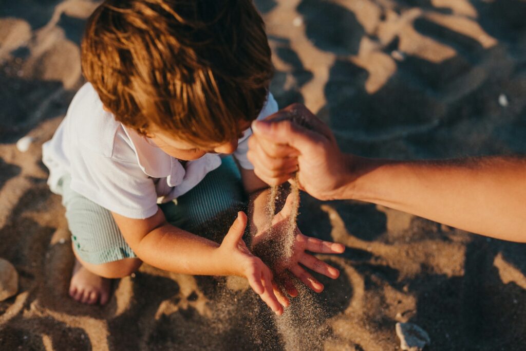 kind das im sand spielt
