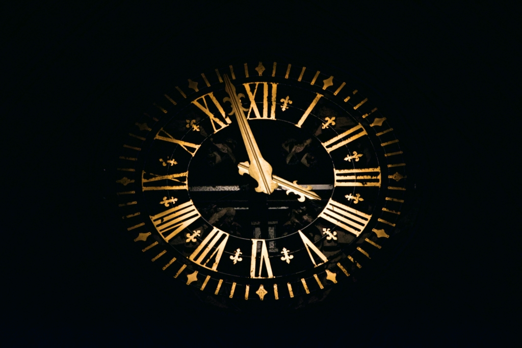 eine uhr mit römischen ziffern