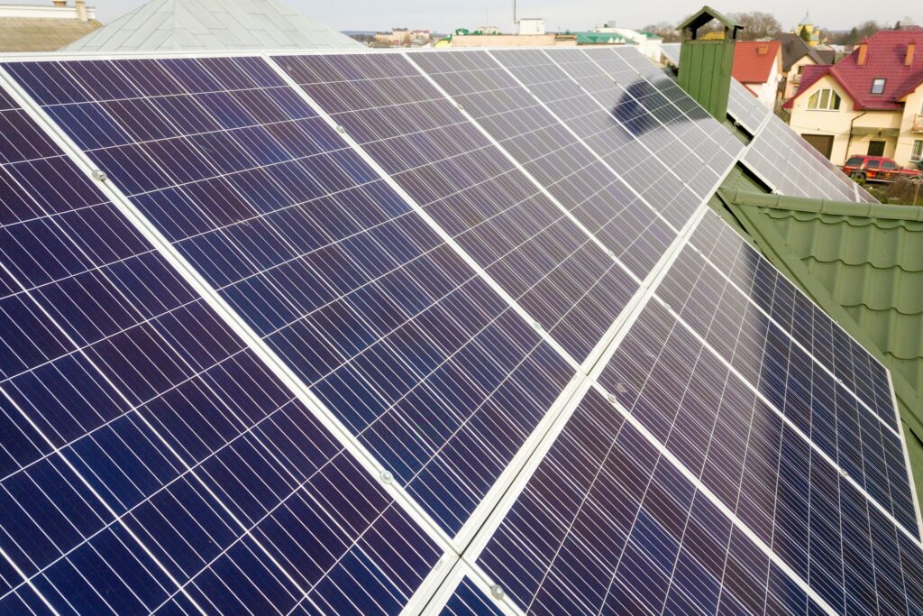 ein haus mit mehreren solarpaneelen auf dem dach.
